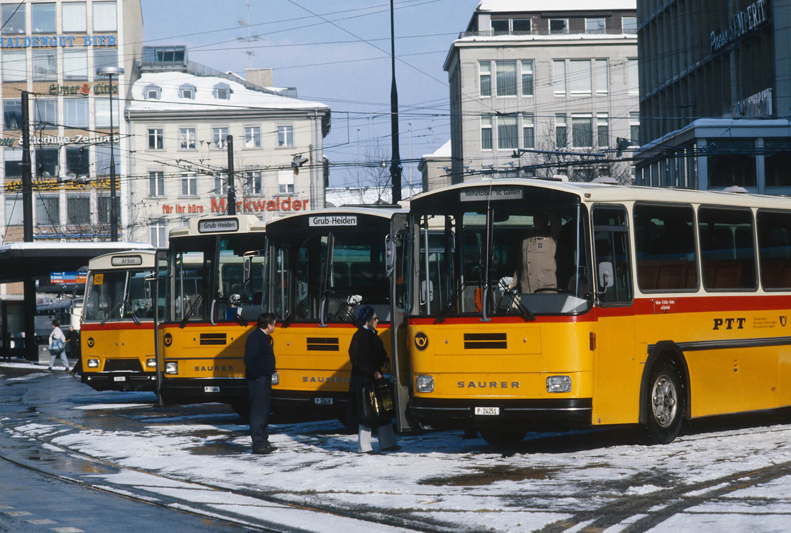 1988: Bahnhof St. Gallen: Omnibus V-HU Saurer von unterschiedlichen 
Firmen karossiert, ganz links «Generation 1970»