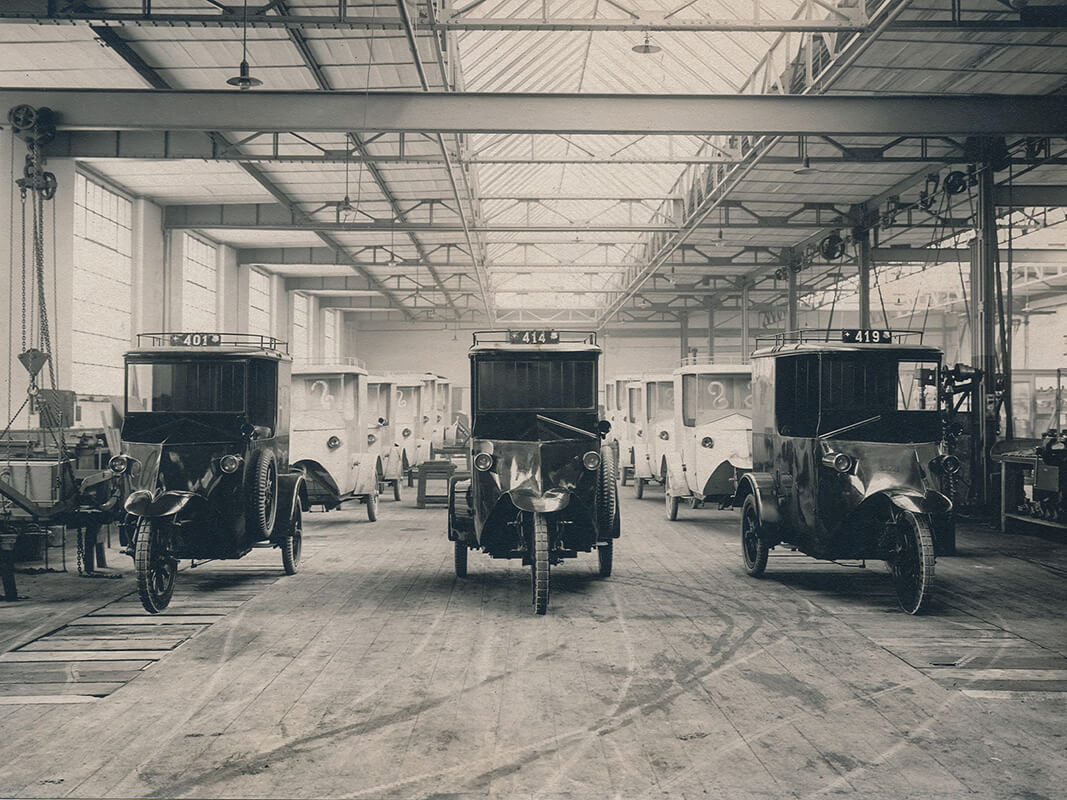 Die Fabrikhalle der Firma Tribelhorn in Altstetten um 1920 mit den elektrischen Postdreirädern
